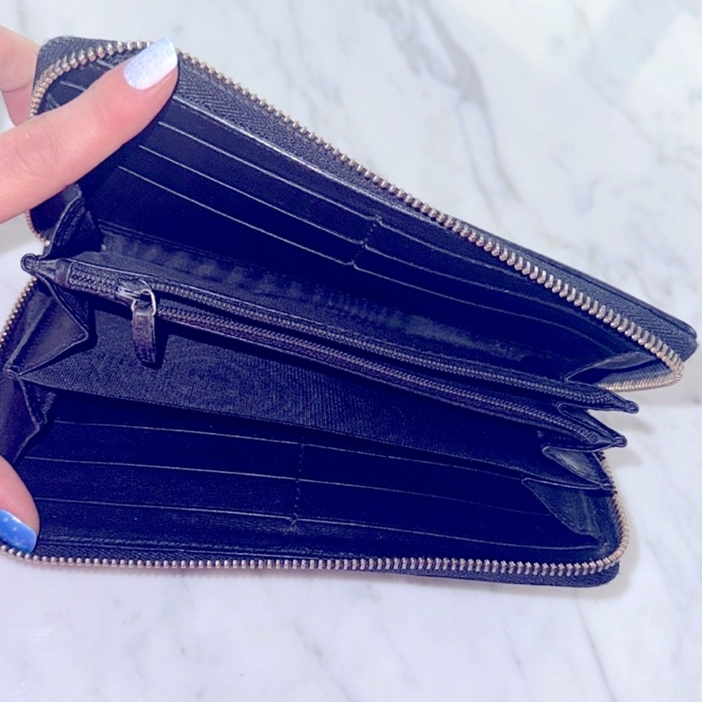 Gucci Black Embossed Leather Zip Wallet - Picture 3 of 6